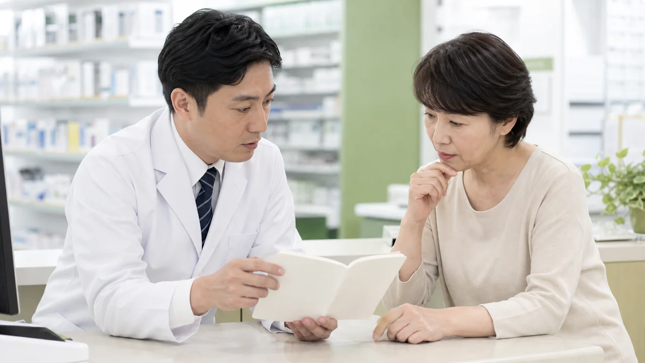 桂枝加朮附湯の安全性確認イメージ 桂枝加朮附湯の副作用や併用薬を薬剤師と確認するイメージ