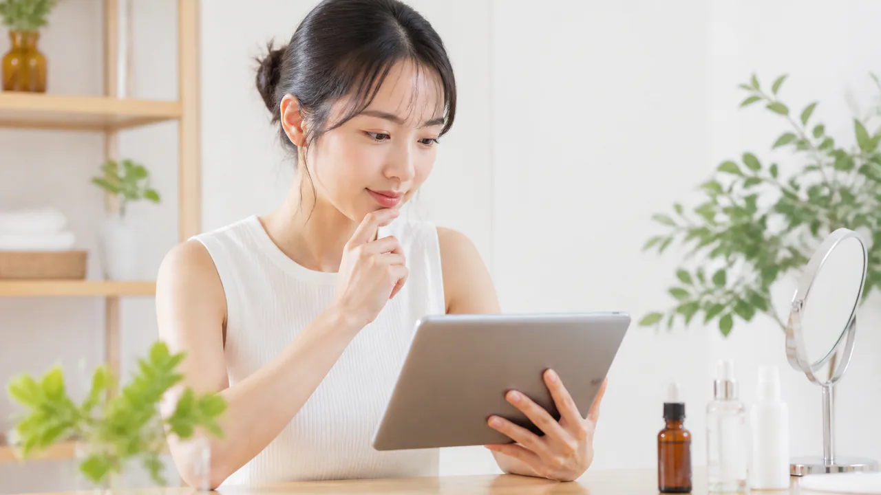 ニキビ治療診断ツールで自分に合った最適な治療法を見つける女性