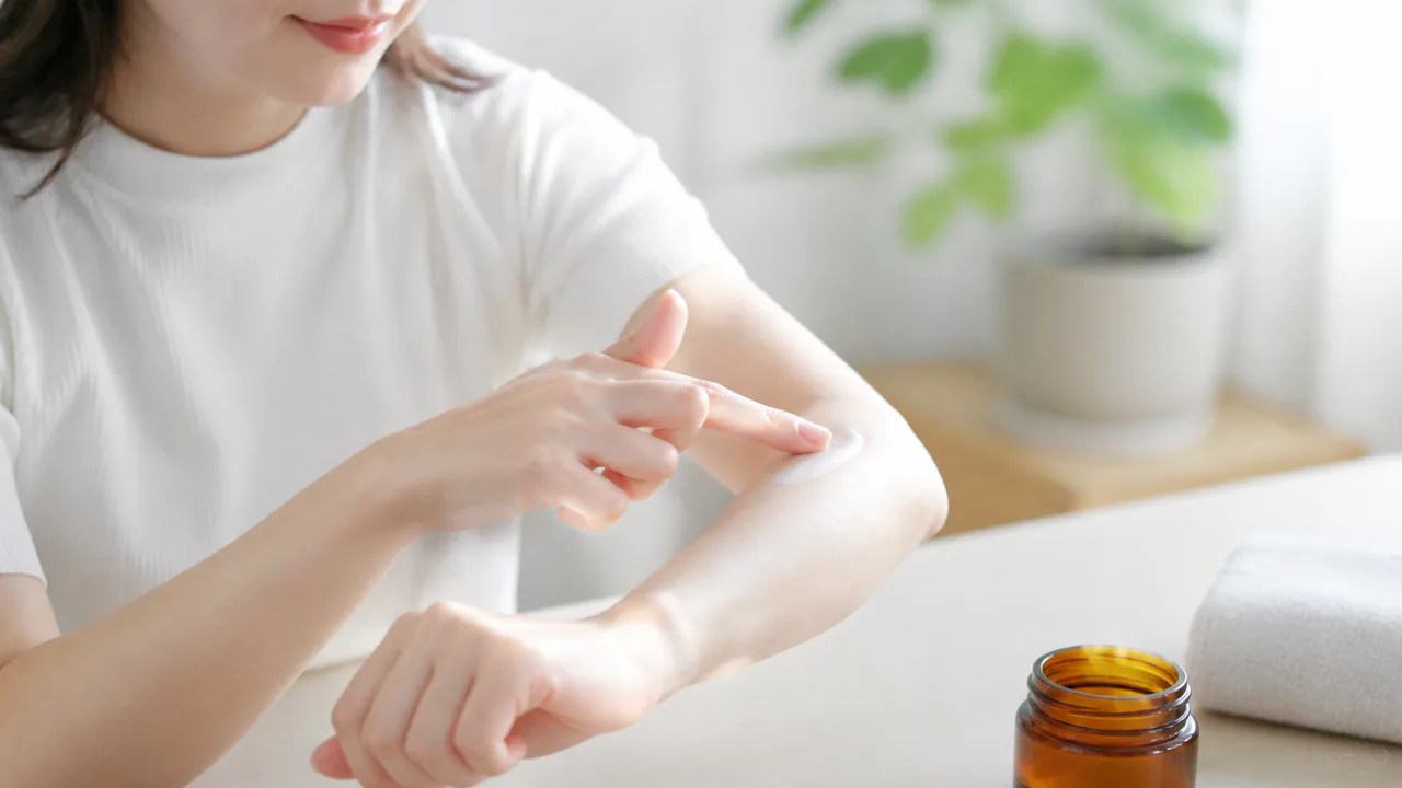 ステロイド外用薬を指に取り、皮膚に塗布する正しい使用方法