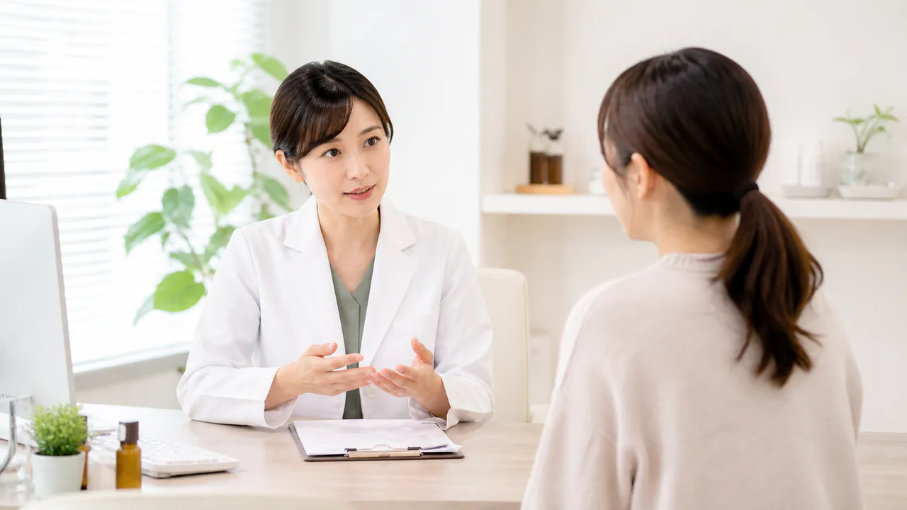 医師が患者にルパフィンの効果や副作用について説明している様子、丁寧な問診