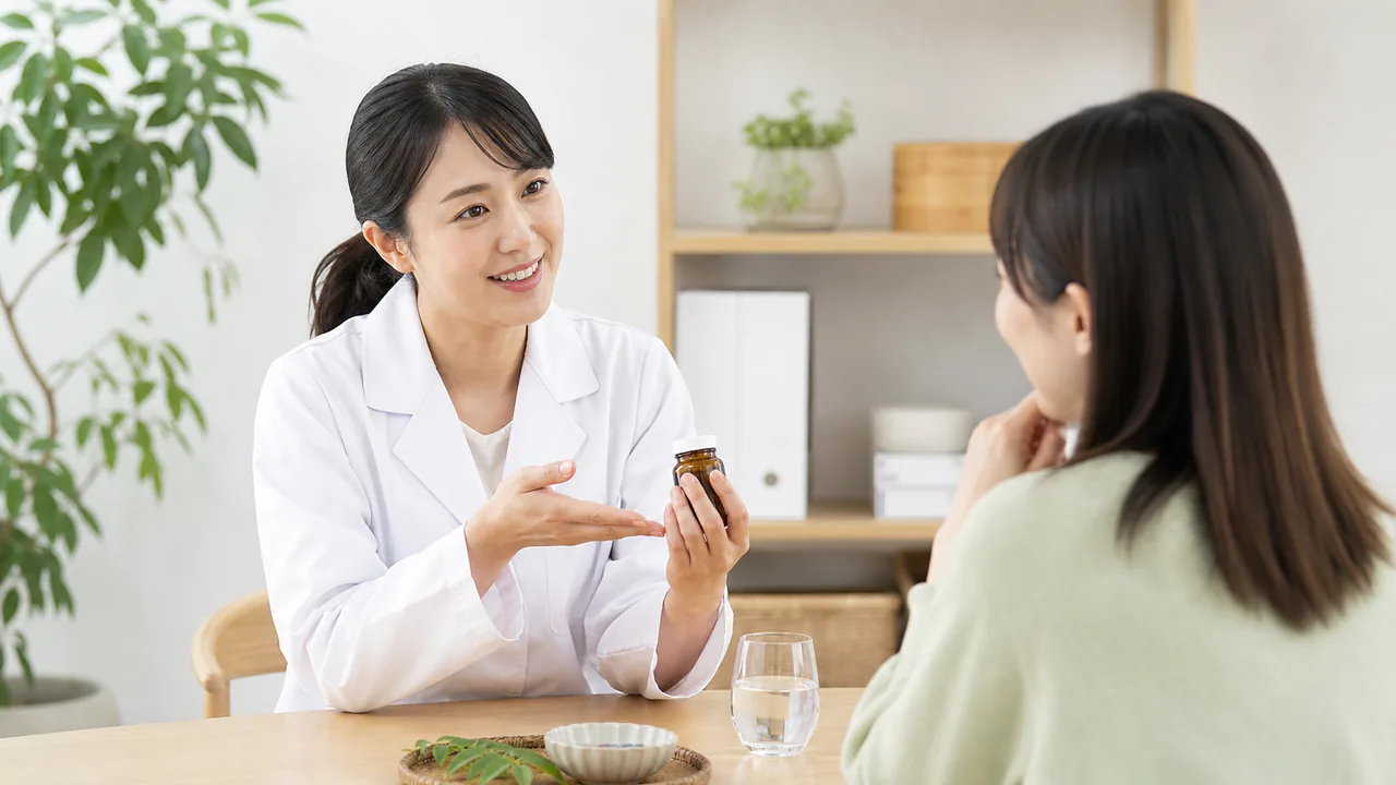 竜胆瀉肝湯の正しい服用方法と注意点を説明する薬剤師の指導風景