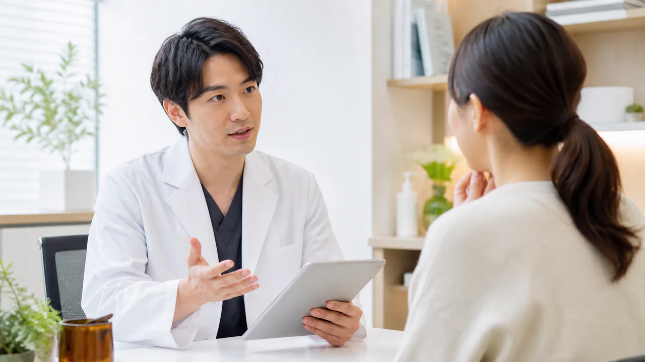 医師がジスロマックの服用に関する患者の疑問に丁寧に答える診察風景